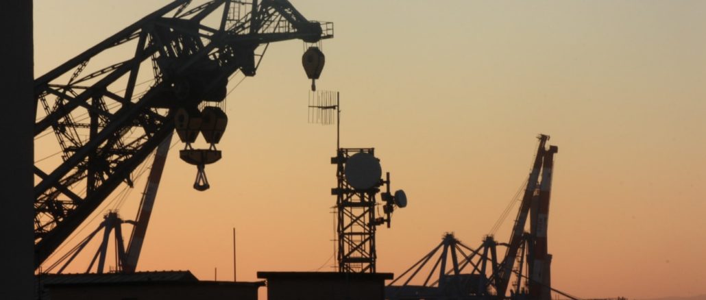 Une plateforme pétrolière au coucher du soleil.