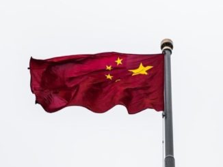 Le drapeau chinois au vent.