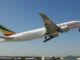 Un avion cargo d'Ethiopian Airlines décollant d'un aéroport.