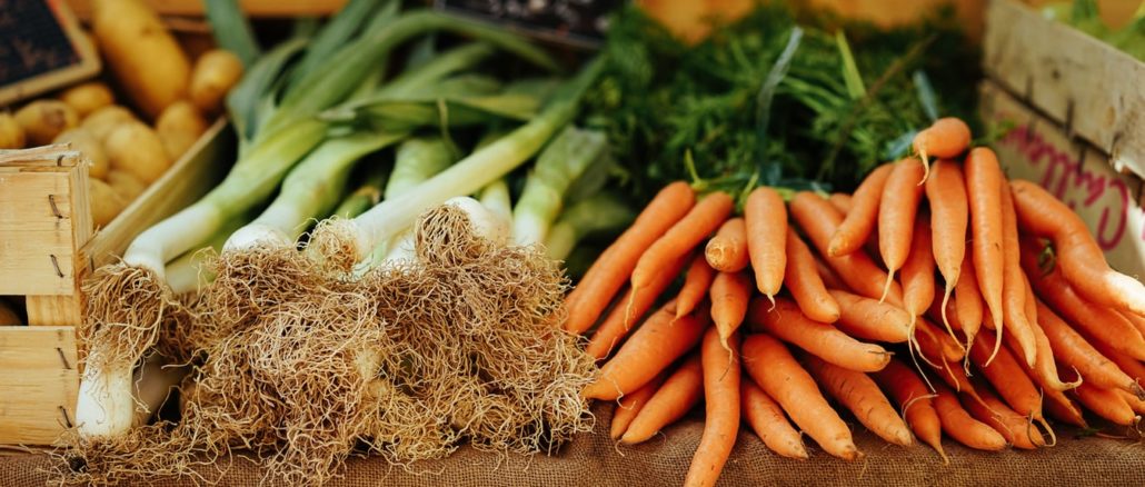 Des légumes sur une table au marché.
