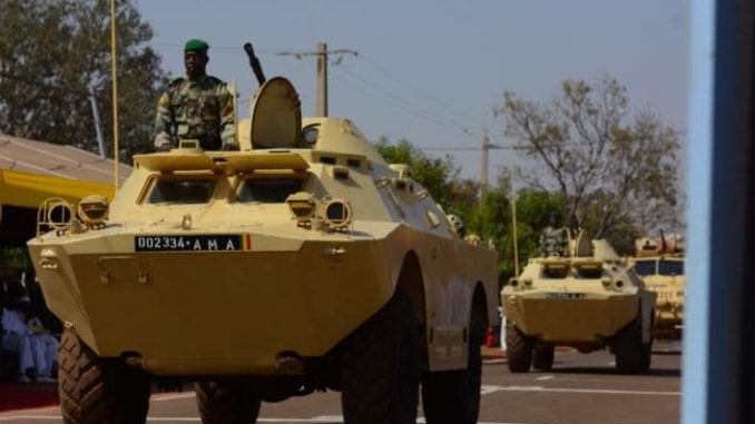 Des blindés de l'armée malienne, lors d'un défilé militaire.