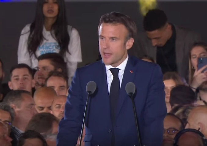 Emmanuel Macron lors de son allocution sur le Champ-de-Mars (Paris)., le dimanche 24 avril 2022, après sa réélection à l'élection présidentielle.