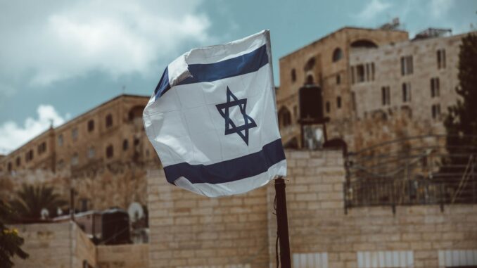 Un drapeau d'Israël flottant à Jerusalem.