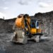 Un excavateur sur un chantier